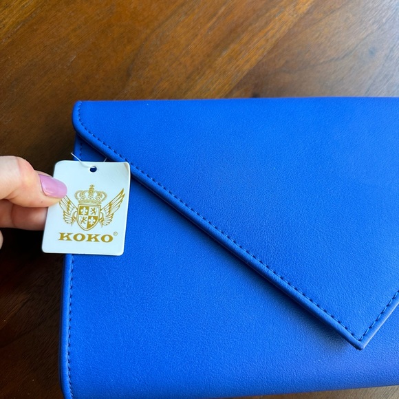 Envelope purse with detachable gold tone chain. - Picture 2 of 4